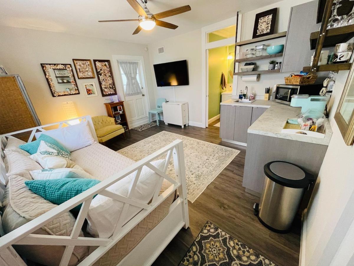 Coastal Chic Suite With Kitchenette And Private Entrance St. Petersburg Exterior photo