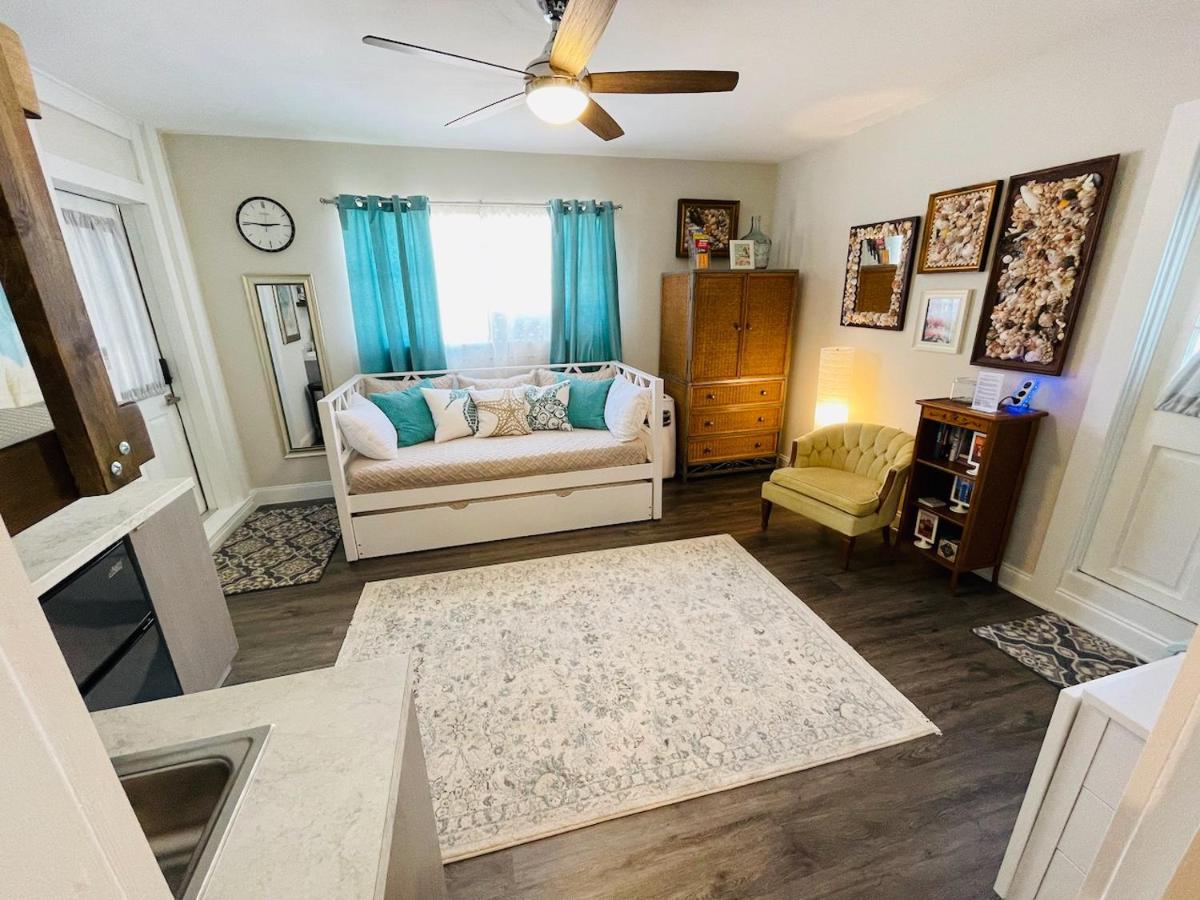 Coastal Chic Suite With Kitchenette And Private Entrance St. Petersburg Exterior photo